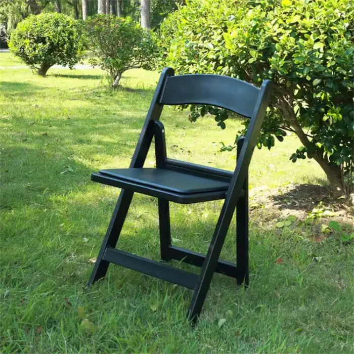Chaise rembourrée pliante moderne en résine blanche, Portable et empilable pour les événements en pl