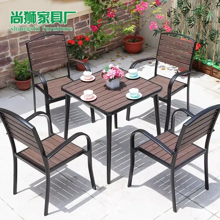 Table et chaises d'extérieur en bois et plastique