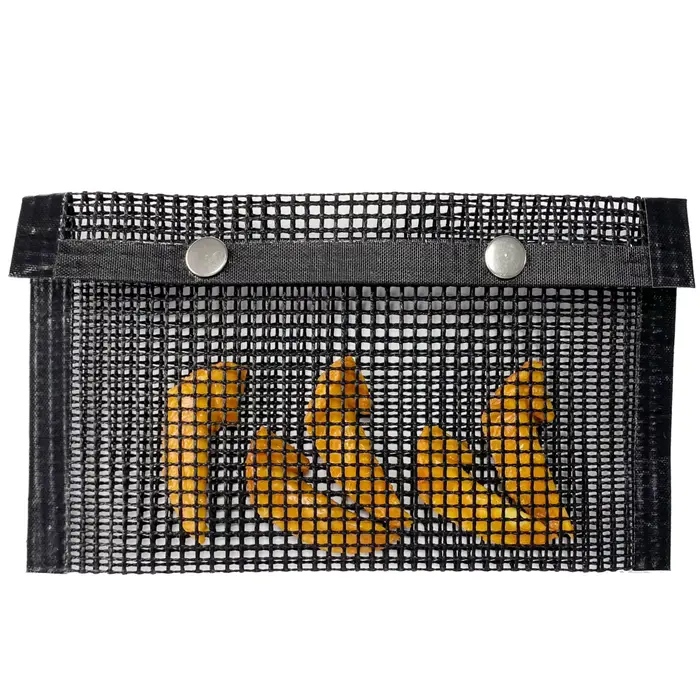 Le sac de barbecue garde les petites aliments tombant à travers les grilles. Fête au barbecue dans l