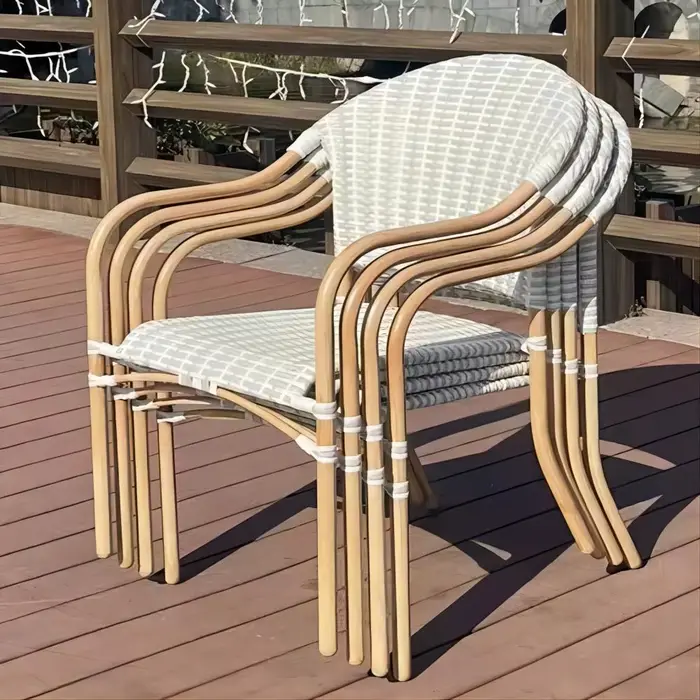 Chaise de bistro français de jardin extérieur
