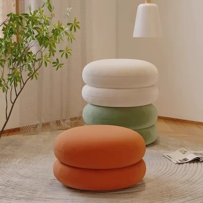 Petit tabouret de salon en laine d'agneau